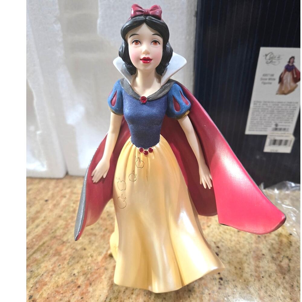 Disney Showcase Couture de Force Snow White Figurine
